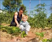  ??  ?? Gaël, au côté de sa maman, arrose les fraises avec parcimonie et apprend l’art de jardiner en gérant la ressource en eau.