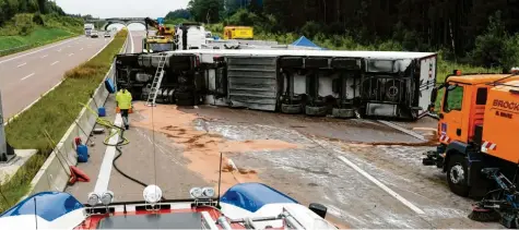  ?? Foto: Marcus Merk ?? Über alle drei Fahrspuren lag der Lastwagen am Dienstag auf der A8. Die Bergung dauerte rund acht Stunden, mehr als 60 Einsatzkrä­fte waren vor Ort.