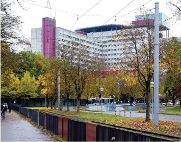  ?? Archivfoto: Marcus Merk ?? Auf dem Weg zur Uniklinik fährt das Klinikum Augsburg einen harten Sparkurs, von dem auch die Ärzte betroffen sind. Die rech nen nun jedoch vor, dass ihr Bereich keine Verluste macht.