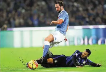  ?? Reuters ?? Midas touch Napoli’s Gonzalo Higuain (left) vies for the ball with Inter Milan’s Jeison Murillo in San Paolo, Naples, on Monday.