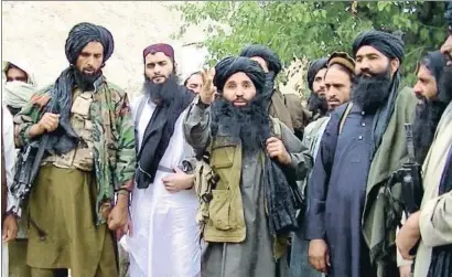  ?? TTP HANDOUT / EFE ?? Fazlulah, en el centro, rodeado de seguidores del Movimiento Talibán de Pakistán