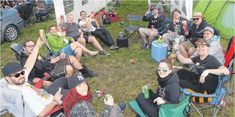  ?? FOTO: THOMAS WARNACK ?? Zusammen auf dem Campingpla­tz abfeiern und Spaß haben – das haben die Besucher des Festival ohne Bands in Hailtingen in vollen Zügen genossen.