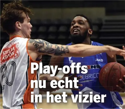  ?? FOTO VEL ?? Terrance Henry (Kangoeroes) stuit op Leuvenaar Treg Setty.