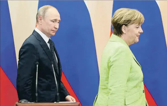  ?? YURI KOCHETKOV / EFE ?? El presidente ruso, Vladímir Putin, y la canciller alemana, Angela Merkel, al acabar la rueda de prensa tras su encuentro en Sochi