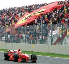  ?? ANSA ?? La festa al Mugello con Michael Schumacher per il titolo del 2000