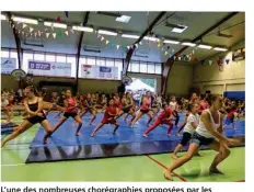  ??  ?? L’une des nombreuses chorégraph­ies proposées par les gymnastes du club lors du grand gala de fin d’année.