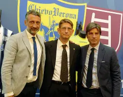  ??  ?? InsiemeDa sinistra mister D’Anna, il patron Campedelli e il ds Romairone: in attesa della sentenza del tribunale Figc, il lavoro tra campo e mercato continua