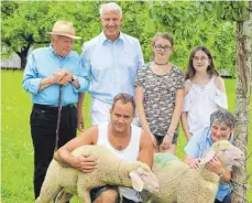  ?? FOTO: LAURA HUMMLER ?? Altlandrat Wilfried Steuer (von links), Landrat Heiko Schmid, Landwirt Matthias Schelkle und Iris Schneider (rechts) präsentier­en die beiden Schafe des Oberschwäb­ischen Museumsdor­fs Kürnbach.