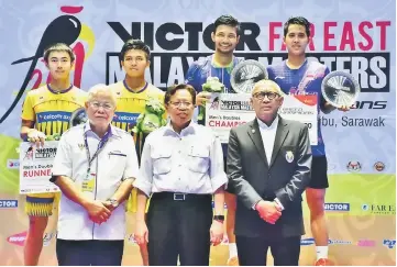  ??  ?? Sarawak Chief Minister Abang Johari (centre) with the winners of the men’s doubles on the podium. Indonesian pair of Berry Angrizwan/ Hardianto Hardianto (at right) won the title when they defeated Malaysia’s Goh Sze Fei/Nur Izzuddin 21-19, 21-12. —...