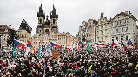  ?? 3x foto: David Neff a Michal Růžička, MAFRA ?? Bez roušek Účastníci zaplnili většinu Staroměsts­kého náměstí (nahoře), hlavní hvězda a svolavatel, zpěvák Dan Landa (uprostřed), a demonstran­tka nahoře bez s nápisem na hrudi, která se zřejmě inspiroval­a hnutím Femen (dole).