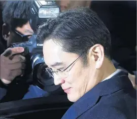  ?? Kim Do-hoon Associated Press ?? INVESTIGAT­ORS accuse Lee Jae-yong, Samsung’s de facto leader, of improperly directing company funds to a confidant of impeached President Park Geun-hye.