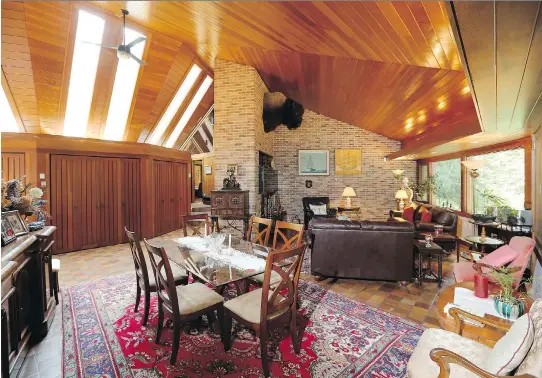  ?? JULIE OLIVER/OTTAWA CITIZEN ?? Eight pairs of six-foot-tall angled skylights create a funnel around the inner courtyard that lets an abundance of natural light flood the living room and dining room.