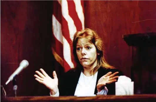  ??  ?? Sopra, Aileen Wournos sul banco degli imputati
durante il processso, a Daytona Beach,. In basso a sinistra,
Tyria Moore, la sua compagna che è stata al suo fianco per quattro anni, dal 1986
al 1990