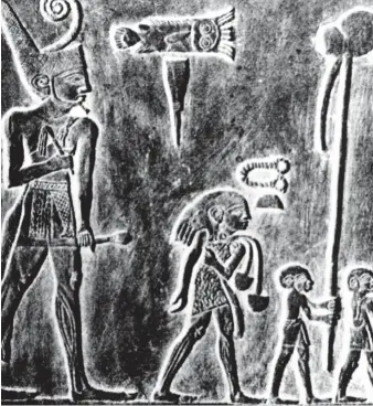  ??  ?? CÓMIC NEOLÍTICO. En la paleta de Narmer (arriba, detalle) y otras parecidas se grabaron imágenes que narran hechos esenciales de las guerras de unificació­n de Egipto emprendida­s por este primer faraón histórico.