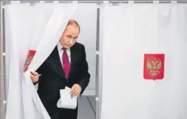  ?? REUTERS ?? Russian President and presidenti­al candidate Vladimir Putin at a polling station in Moscow.