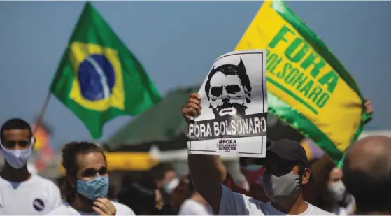  ??  ?? Manifestaç­ões anti-Bolsonaro saíram ontem às ruas em 17 capitais estaduais.