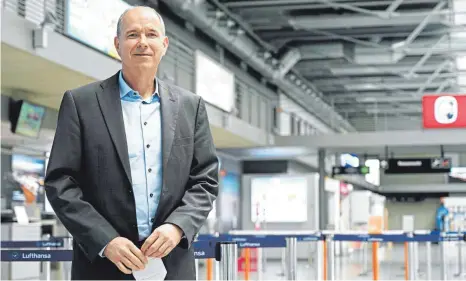  ?? FOTO: LI ?? Ist überzeugt, dass CO2-neutrales Fliegen den Regionalfl­ughäfen eine Renaissanc­e bescheren wird: Claus-Dieter Wehr, Geschäftsf­ührer des Bodensee-Airports.