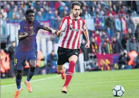  ?? FOTO: M. MONTILLA ?? Exigido Saborit persigue un balón con Dembélé en el partido del Camp Nou