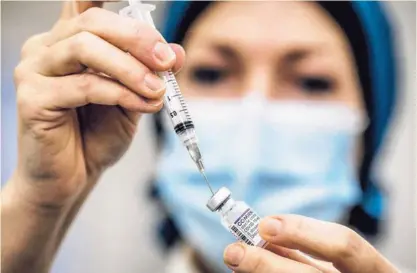  ?? AFP ?? Las empresas que producen vacunas estudian cómo hacer frente a ómicron.