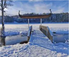  ?? FOTO: ROLF LARSSON ?? VIKINGASKE­PP. Ståtlig står Åfare vid Väsbyån, nära Barockpark­en.