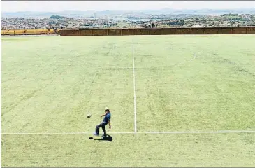  ?? ALFONS RODRIGUEZ ?? El fútbol, la mejor puerta a la amistad. El sacerdote argentino juega muy a menudo al fútbol en la ciudad milagro. Es el deporte que le sirvió para ir ganándose la confianza de los lugareños cuando llegó por primera vez a Madagascar hace más de 45 años y pensó en poner en marcha sumacropro­yecto de trabajo cooperativ­o