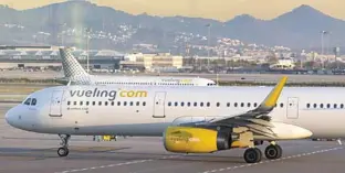  ?? ?? Un avión de Vueling en una pista del aeropuerto de El Prat