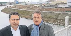  ?? NGZ-FOTO: WOI ?? Andreas Galland (l.) und Klaus Harnischma­cher von der Stadthafen GmbH beobachten von der Brücke den Fortgang der Arbeiten im Uferpark.