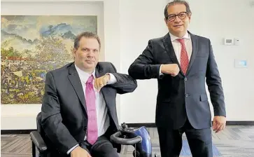  ??  ?? Juan Gonzalo Botero, viceminist­ro de Asuntos Agropecuar­ios, con el ministro de Agricultur­a, Rodolfo Zea Navarro, durante la posesión.