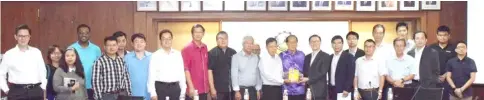  ??  ?? ACCCIS deputy president Tan Jee Kit (eighth right, front row) presents a memento to Lee after a talk, while Hii (seventh right, front row) and others look on.