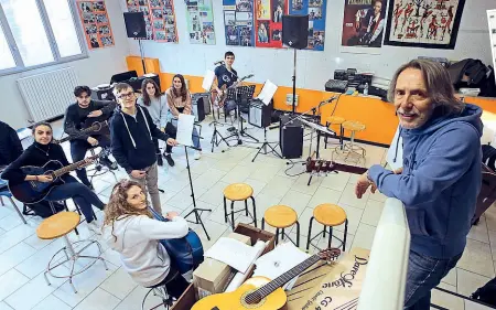  ?? (foto Radaelli) ?? In classe
Marco Ferradini con gli studenti del suo laboratori­o musicale al «Martin Luther King» di Muggiò