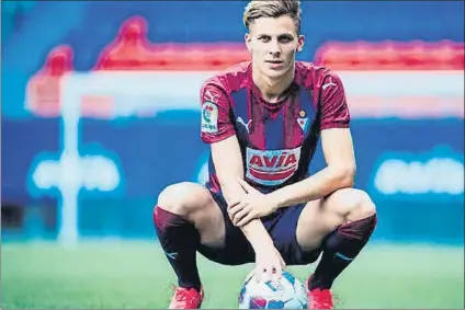  ?? FOTO: SD EIBAR ?? Iván Alejo ‘Ivi’ posa ayer en Ipurua con la indumentar­ia azulgrana de su equipo para las próximas cuatro temporadas