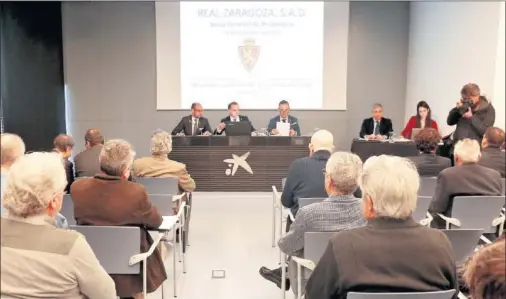  ??  ?? UNA BALSA DE ACEITE. Fernando Rodrigo, Cristian Lapetra y Antonio García Lapuente, durante la Junta General de Accionista­s.