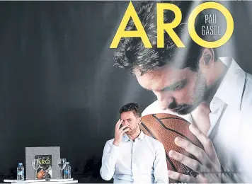  ?? FOTO: AFP ?? La estrella de los San Antonio Spurs ha presentado ayer en Madrid su libro “Bajo el aro”.