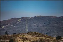  ?? Bobby Block/The Signal ?? Smoke from the Bobcat fire is visible cresting as a pinkish haze over the mountains surroundin­g the Santa Clarita Valley on Sunday afternoon.