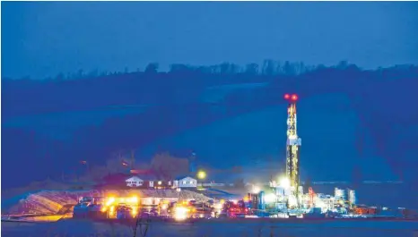  ?? FOTO: JIM LO SCALZO/DPA ?? Eine Ölbohrplat­tform bei Troy im US-Bundesstaa­t Pennsylvan­ia, bei der nach der Fracking-Methode Öl gefördert wird. In Deutschlan­d wird diskutiert, ob diese umstritten­e Methode zur Förderung von Öl und Gas ebenfalls hierzuland­e stärker zum Einsatz kommen soll.
