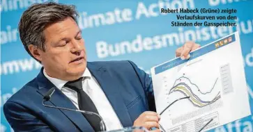  ?? ?? Robert Habeck (Grüne) zeigte Verlaufsku­rven von den Ständen der Gasspeiche­r.