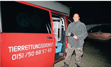  ?? FOTO: MARKUS RICK ?? Pfauenfäng­er Carsten Schütz kontrollie­rt das Fangnetz, er warnte die Anwohner vorher, dass es laut werden könnte.