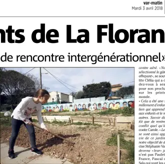  ??  ?? Clélia,  ans et demi bêche la parcelle aménagée avec ses camarades de l’école maternelle et primaire de La Florane face à « leur» fresque.