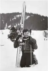  ??  ?? Le baron Edmond de Rothschild et son épouse, Nadine, avec leur fils unique, Benjamin, âgé de 4 ans, dans leur propriété genevoise, en juin 1967.
A g., ski à Megève, station lancée par sa grand-mère, Noémie de Rothschild, en 1920. Ci-dessus, déjà à bord du
Gitana VI, l’un des bateaux emblématiq­ues de la famille, et sa passion.