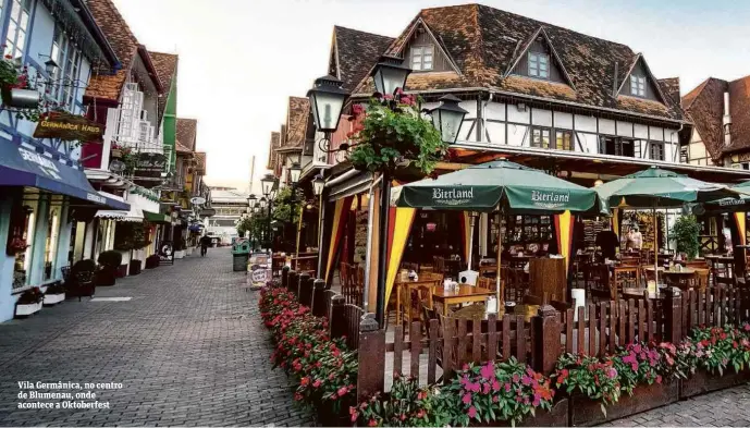  ??  ?? Vila Germânica, no centro de Blumenau, onde acontece a Oktoberfes­t