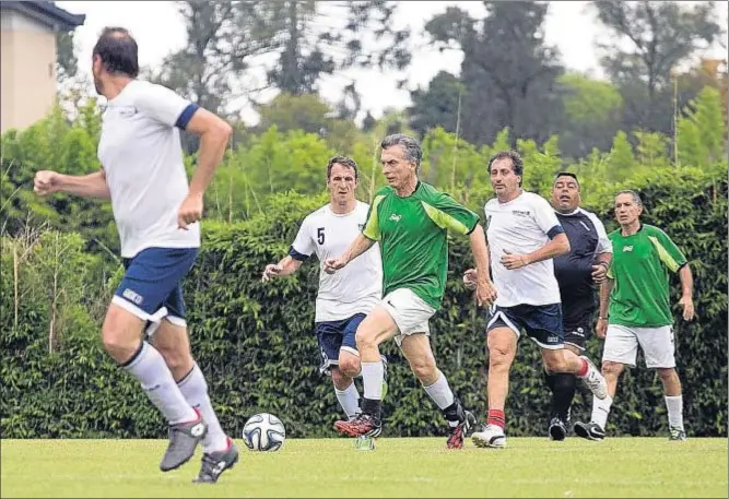  ?? AFP ?? Mauricio Macri, en el centro, jugando a fútbol con unos amigos tras votar en Buenos Aires, el pasado domingo