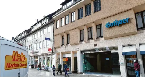  ?? Foto: Alexander Kaya ?? Netto ist raus, „Gutes von hier“ist raus. Ein Rewe Supermarkt sowie eine Filiale der Kaffeehaus­kette Starbucks ziehen in dieses Gebäude am Münsterpla­tz 16 in Ulm noch die sen Sommer ein.