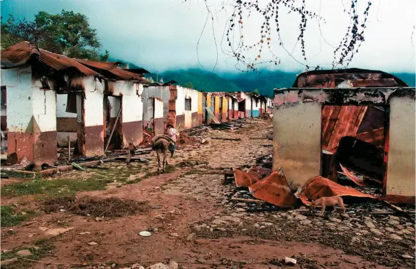  ??  ?? La masacre paramilita­r de El Aro fue perpetrada en el municipio de Ituango (Antioquia) el 22 de octubre de 1997. Fueron asesinados 15 campesinos en estado de indefensió­n y otros más fueron desplazado­s de su territorio