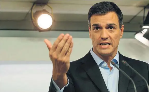  ?? EMILIA GUTIÉRREZ ?? Desafiante.
Lejos de tirar la toalla tras la debacle en el País Vasco y Galicia, Pedro Sánchez quiere plantar cara a sus críticos recurriend­o al voto de la militancia, aunque antes tendrá que lograr que las primarias se aprueben en el comité federal...