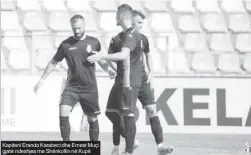  ??  ?? Kapiteni Erando Karabeci dhe Ernest Muçi gjatë ndeshjes me Shënkollin në Kupë