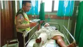 ?? EDI SUDRAJAT/JAWA POS ?? PATAH TULANG KAKI KANAN: Aiptu Toni Darmawan melihat kondisi Suwantoso di RS Anwar Medika kemarin.