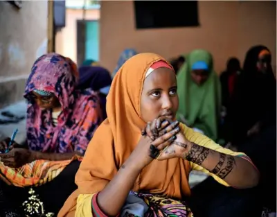  ??  ?? VIOLENCIA SEXUAL. Una niña en el Centro de Salud Materno Infantil de Mogadiscio, capital de Somalia, durante una visita en el año 2013 de Zainab Bangura, representa­nte Especial del Secretario General (SRSG) sobre Violencia Sexual en Conflictos.