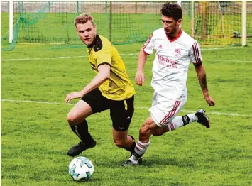  ?? Foto: Manfred Dittenhofe­r ?? Ein Bild mit Symbolchar­akter: Markus Kleber (links) und die TSG Untermaxfe­ld waren im Derby ihren Kontrahent­en vom BSV Berg im Gau stets einen Schritt voraus.