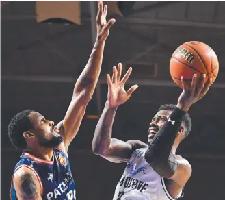  ?? Picture: GETTY IMAGES ?? Adelaide’s Ramone Moore defends United’s Casey Prather last night.