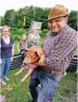  ?? RP-FOTO: A. BLAZY ?? Burkhard Sagel (vorne) mit einem glückliche­n Schwein.